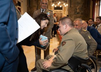 La giornalista Katia La Rosa al Parlamento per donare la stau Salvator Mundi