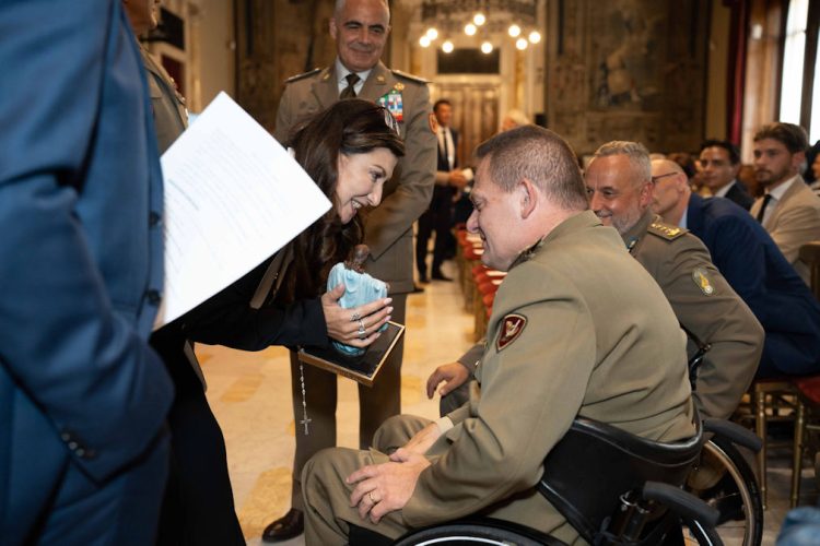La giornalista Katia La Rosa al Parlamento per donare la stau Salvator Mundi