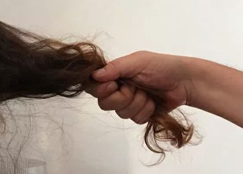 Coppia litiga in strada a Ragusa: lui gli tira i capelli con violenza e la fa cadere a terra