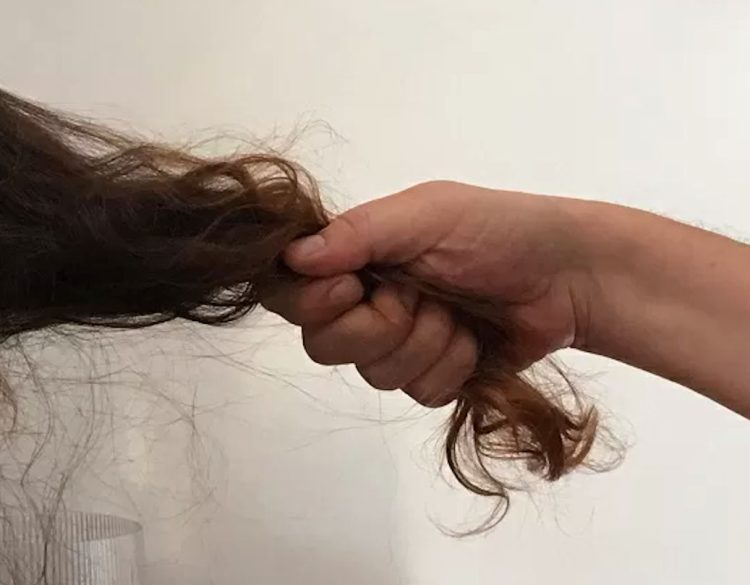 Coppia litiga in strada a Ragusa: lui gli tira i capelli con violenza e la fa cadere a terra