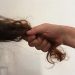Coppia litiga in strada a Ragusa: lui gli tira i capelli con violenza e la fa cadere a terra