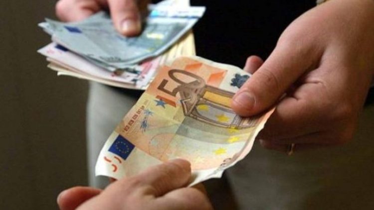 Vittoria, estorceva denaro ad una donna: arrestato