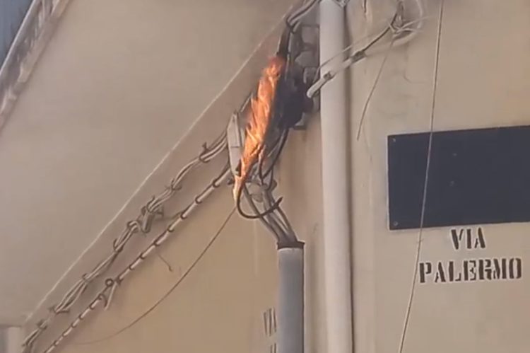 Caldo estremo a Scicli, fili della luce in fiamme a Donnalucata