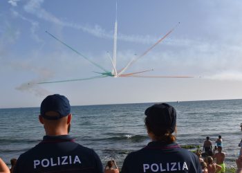Le Frecce Tricolori nel cielo di Donnalucata: momento magico