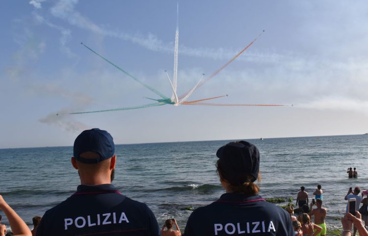 Le Frecce Tricolori nel cielo di Donnalucata: momento magico