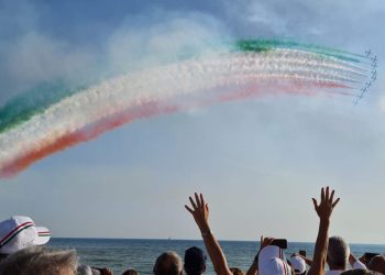 Le Frecce Tricolori sul mare di Donnalucata: esibizione spettacolare