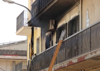 Incendio in abitazione ad Acate: a fuoco un frigorifero