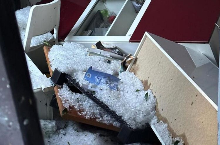 Due donne travolte in casa da ondata di grandine nel Comasco: madre e figlia ricoverate in ipotermia, morto il cane