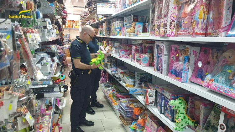 Gdf Ragusa, sequestrati 85.000 prodotti contraffatti: denunciati imprenditori a Ragusa, Santa Croce Camerina e Vittoria