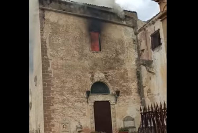 Incendio Palermo: brucia convento di Santa Maria del Gesù VIDEO