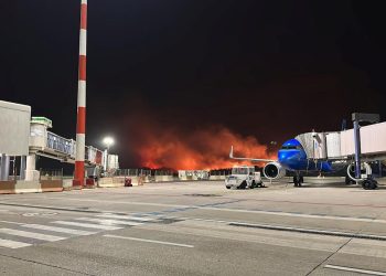 Incendio vicino aeroporto Palermo: ecco i voli cancellati e i voli dirottati su Trapani