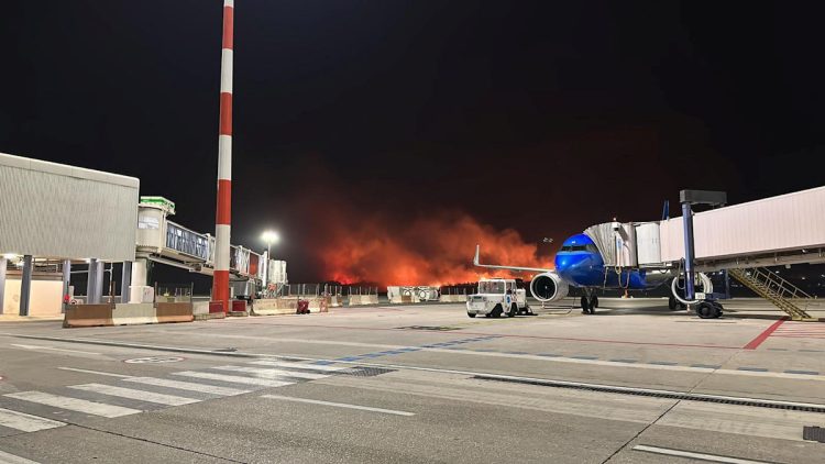 Incendio vicino aeroporto Palermo: ecco i voli cancellati e i voli dirottati su Trapani