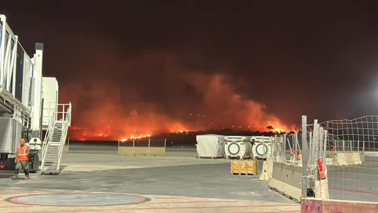 Caos aeroporti, incendio a Palermo dopo aeroporto Catania: occhio del ciclone torna in Sicilia