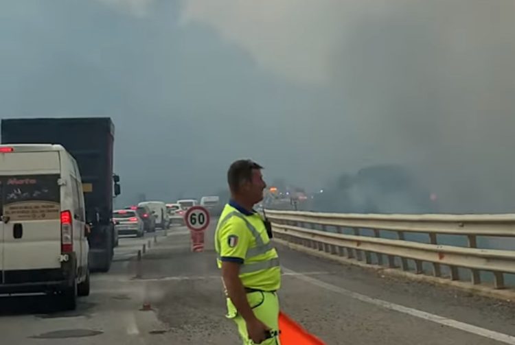 La Sicilia in fiamme: chiusa autostrada Palermo Catania