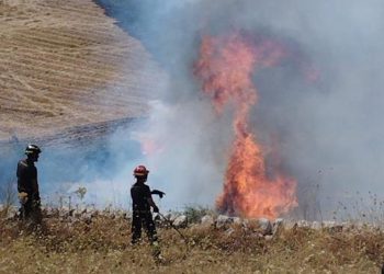 Incendio a Giarratana: fiamme alimentate dal vento in contrada Gianlupo