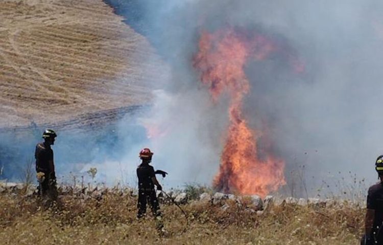Incendio a Giarratana: fiamme alimentate dal vento in contrada Gianlupo