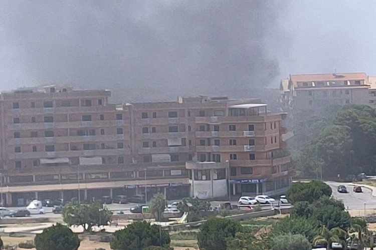 Incendio a Modica: a fuoco deposito di cartoni