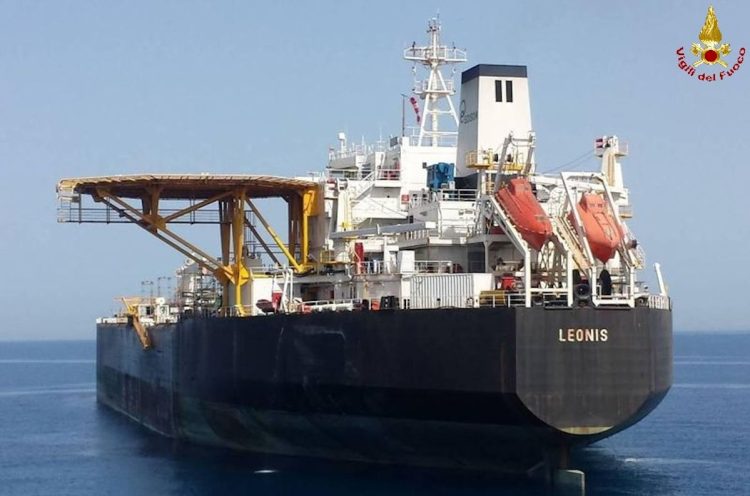 Incendio nella nave Leonis nel mare di Pozzallo