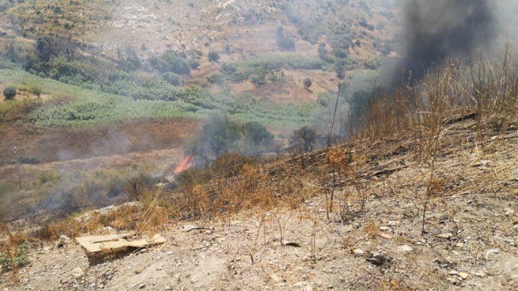 Incendio sulla Modica Ragusa: fiamme in contrada Tabuna
