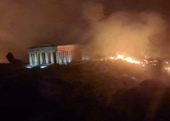 Sicilia ancora in fiamme: incendio al Parco Archeologico di Segesta