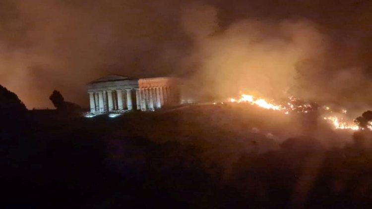 Sicilia ancora in fiamme: incendio al Parco Archeologico di Segesta