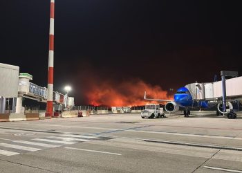 Notte di incendi a Palermo. Case minacciate da roghi, riapre l’aeroporto