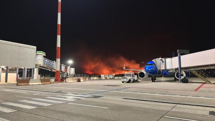 Notte di incendi a Palermo. Case minacciate da roghi, riapre l’aeroporto