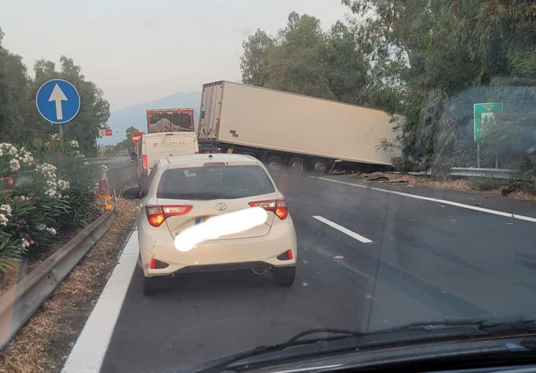 Grave incidente stradale sulla Messina-Catania