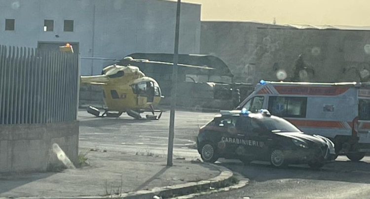 Incidente oggi a Marina di Acate, un giovane centauro 22enne è finito contro una recinzione di paletti in cemento. Trasferito a Catania