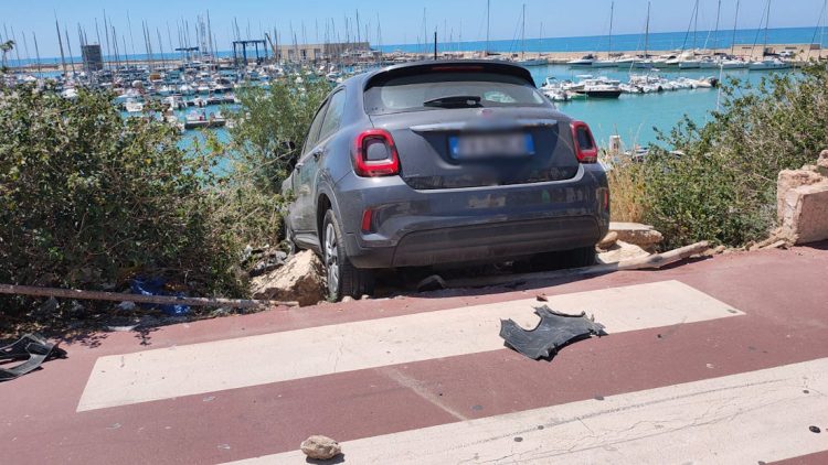 Incidente a Marina di Ragusa: auto in bilico sul porto