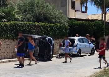 Incidente a Scoglitti, cappotta una microcar