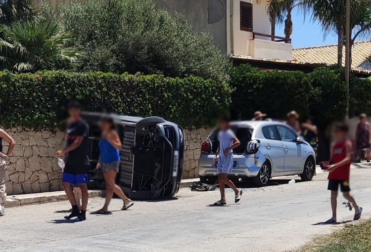 Incidente a Scoglitti, cappotta una microcar