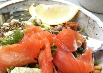 Insalata con salmone: un mix salutare e gustoso