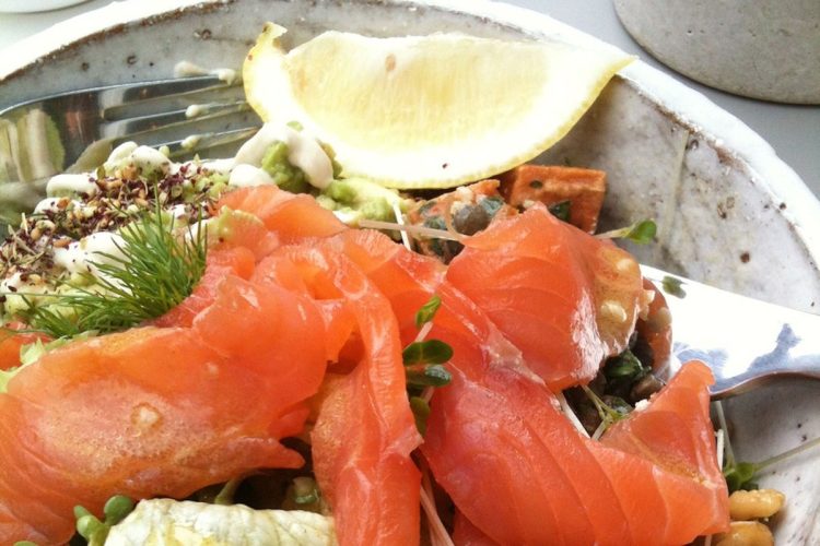 Insalata con salmone: un mix salutare e gustoso