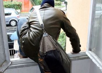 Furto in casa a Vittoria, preso il ladro: nello zaino aveva gioielli e soldi
