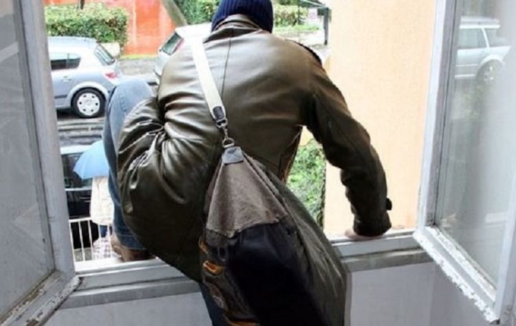 Furto in casa a Vittoria, preso il ladro: nello zaino aveva gioielli e soldi