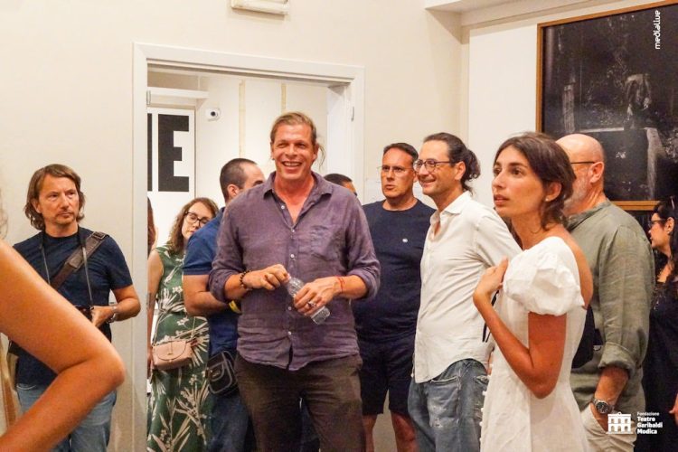 Modica, inaugurata la mostra Cronache di Alex Majoli