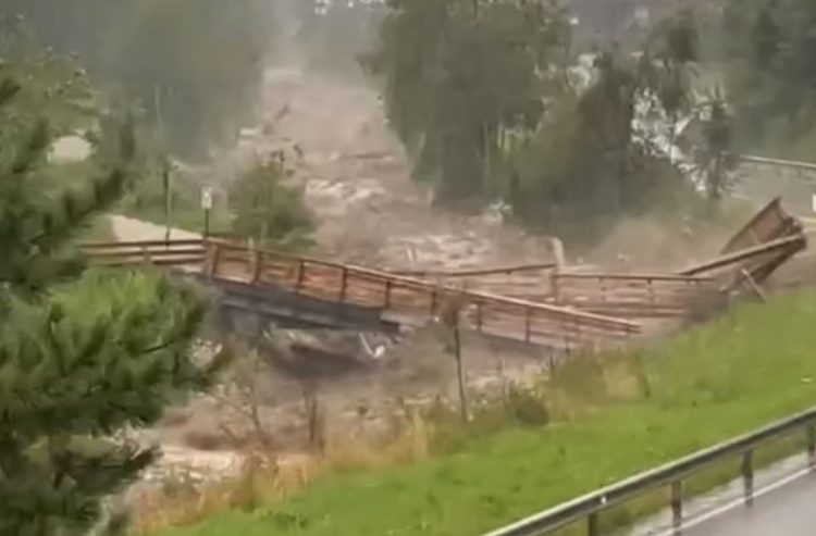 Maltempo in Alto Adige, fiume in piena travolge ponte