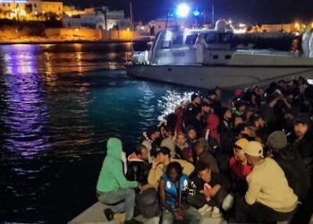 350 migranti sbarcati nella notte a Lampedusa: ieri 23 approdi con 1.007 persone