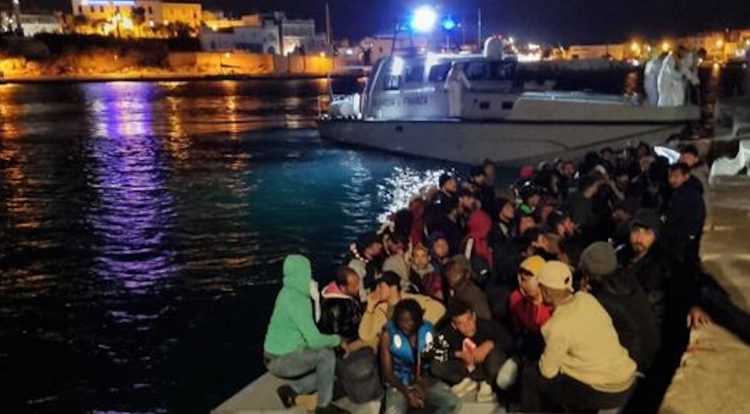 350 migranti sbarcati nella notte a Lampedusa: ieri 23 approdi con 1.007 persone