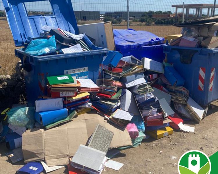 Modica, archivio di documenti nella spazzatura: si cerca il colpevole