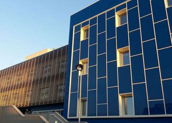 Bimba di 4 anni cade dal balcone di casa: è grave