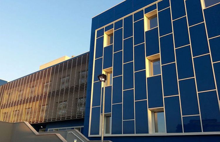 Bimba di 4 anni cade dal balcone di casa: è grave