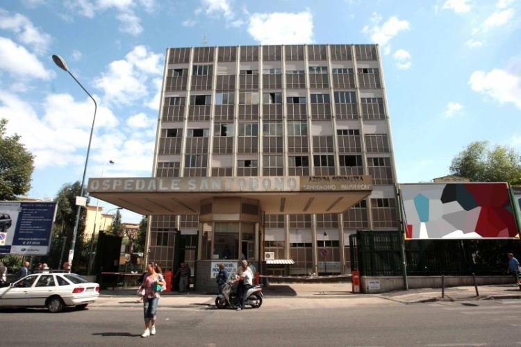 Napoli, bimbo ferito da un colpo accidentale dalla pistola del nonno