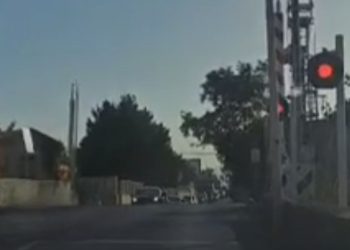 Passaggio a livello in tilt a Vittoria: traffico bloccato