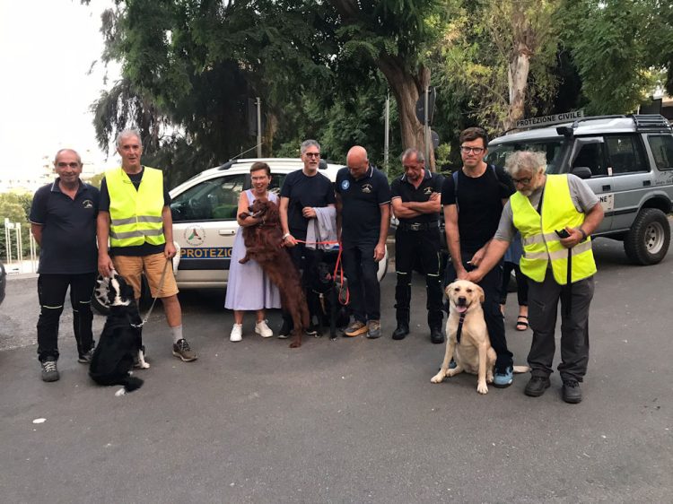 Ragusa, esercitazione Protezione Civile con 4 cani molecolari alla villa