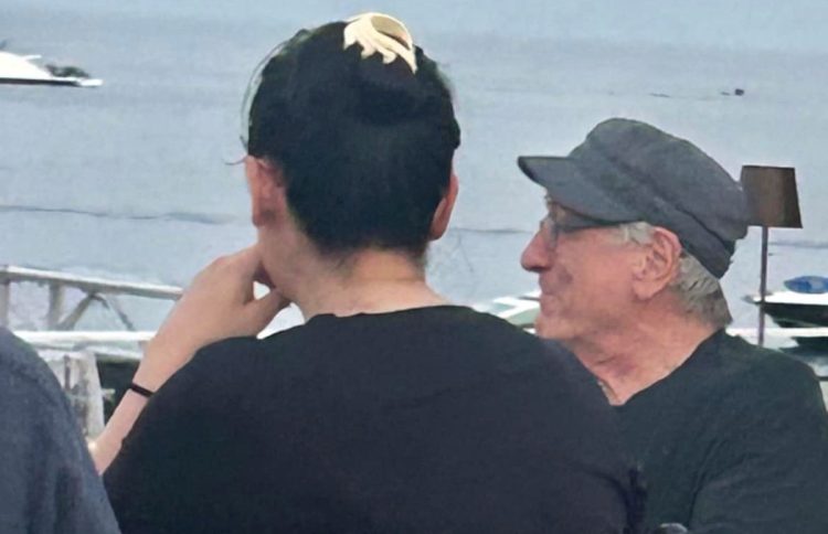 Robert De Niro in vacanza in Sicilia: cena a Panarea
