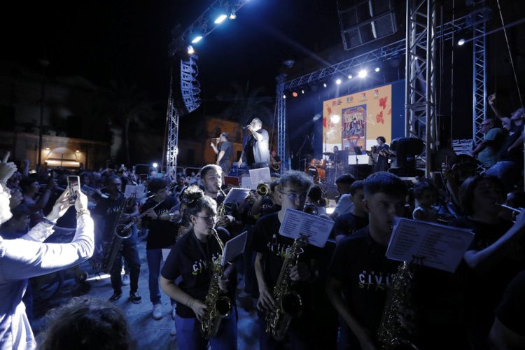 Roy Paci e gli Ottoni Animati accendono il ritmo di tutta Modica
