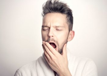 Dormire poco fa ingrassare: mito o realtà?