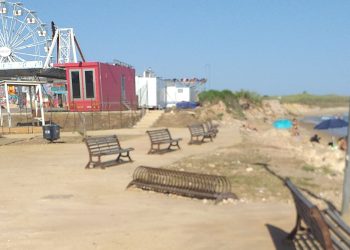 A Marina di Ragusa migliorata fruibilità spiaggetta Cenerentola ma a Ibla la discesa Peschiera sembra una giungla